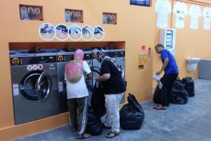 Blueberry Laundry (DOBI LAYAN DIRI 24 JAM). PASTIKAN PAKAIAN MANDIAN PANTAI DIBILAS BEBAS DARI PASIR PANTAI.