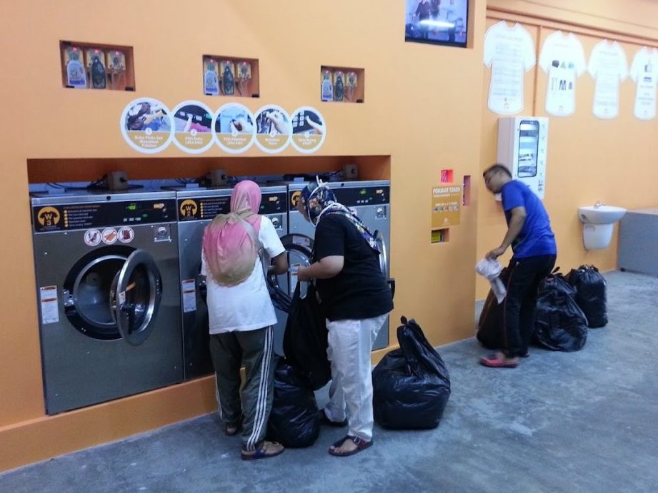 Blueberry Laundry (DOBI LAYAN DIRI 24 JAM). PASTIKAN PAKAIAN MANDIAN PANTAI DIBILAS BEBAS DARI PASIR PANTAI. 1 blueberry laundry dobi layan diri 24 jam pastikan pakaian mandian pantai dibilas bebas dari pasir pantai